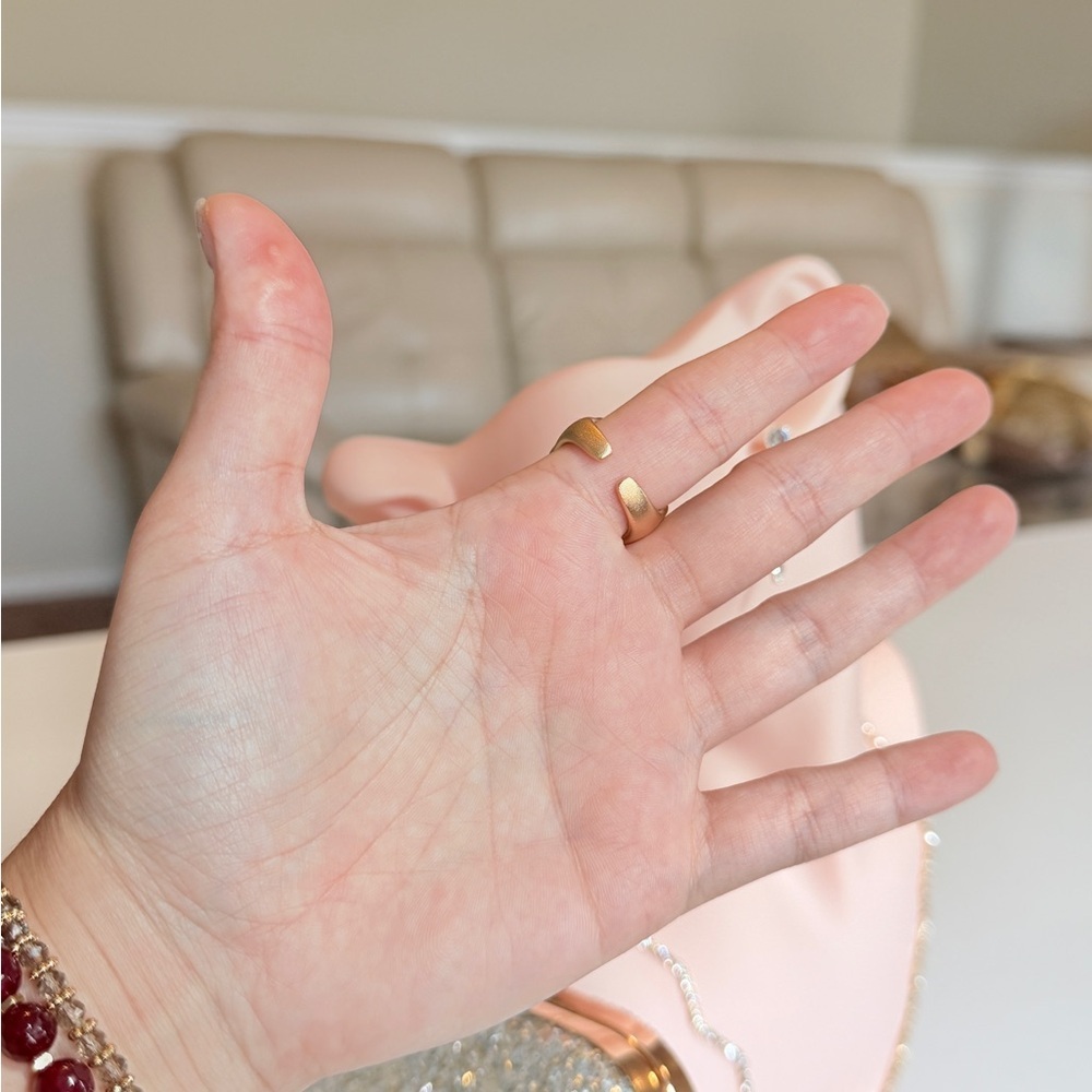 Trendy Gold Ribbed Ring - Picture 4 of 8